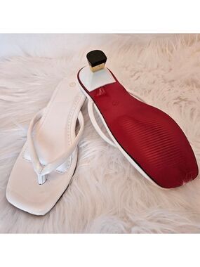 Size 37 NWT Chic White Women's Thong Sandals with Golden 1" Kitty Heel, Red Sole